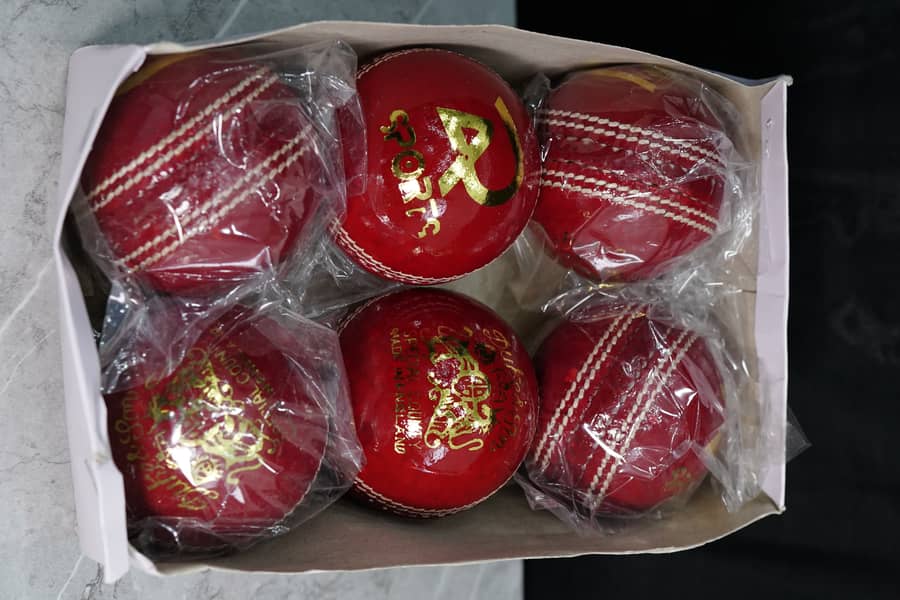 Cricket hard ball/Sports hard ball/ hard ball/Duke red 0