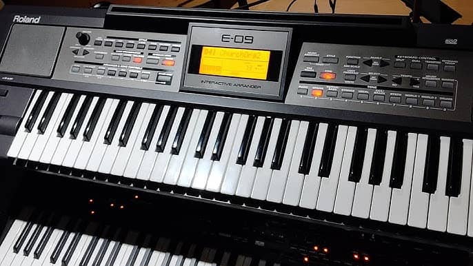 Roland E 09 arranger keyboard 0
