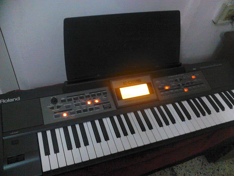 Roland E 09 arranger keyboard 1