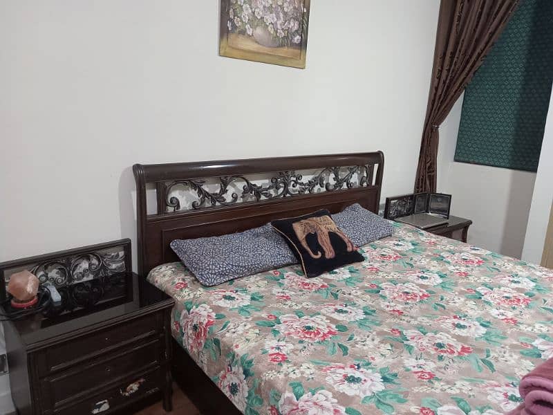 King size bed with 2 side tables and dresser with mirror 5