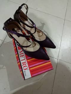 a ladies shoes perpule color heel desent made by Matro