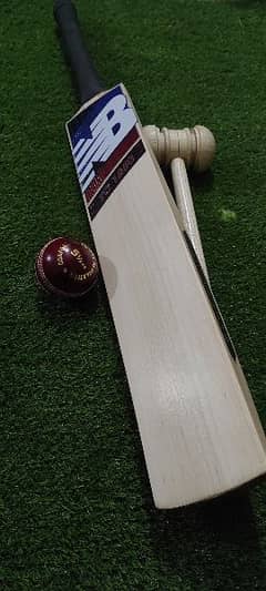 High quality English Willow cricket bats available at reasonable rate