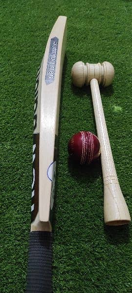 High quality English Willow cricket bats available at reasonable rate 8