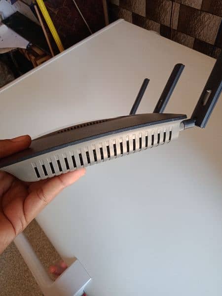 Linksys EA6900 Router 3