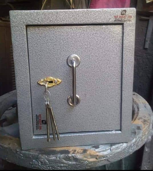 cash box 14 gauge with brass lock. 2