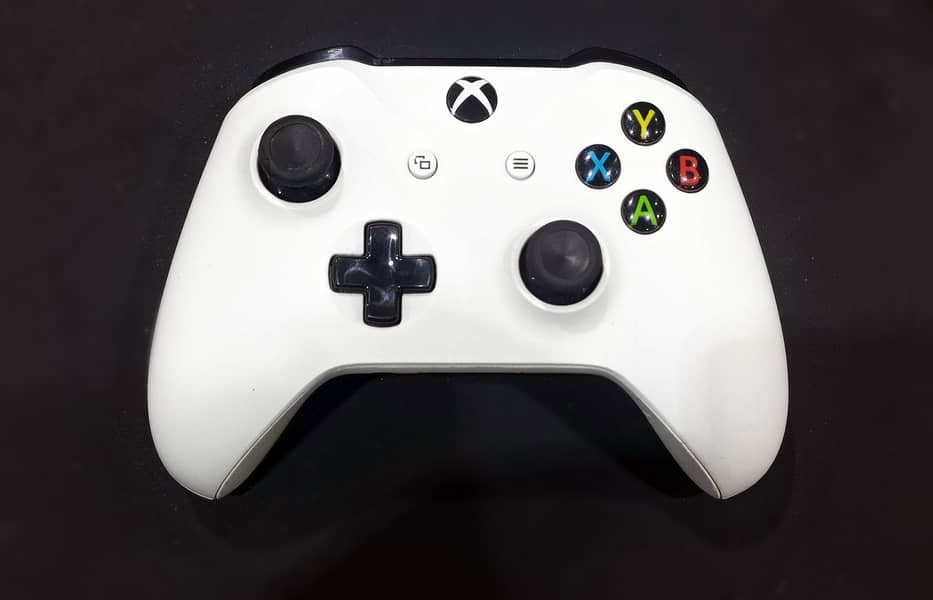 Xbox One S Genuine Wireless Controller In Good Condition 1708 (White) 0