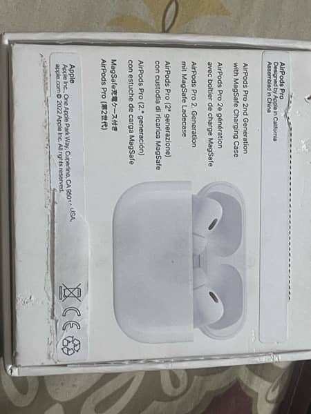 APPLE AIRPOD FOR SALE BRAND NEW 100% GENUINE CAME FROM CANADA 1