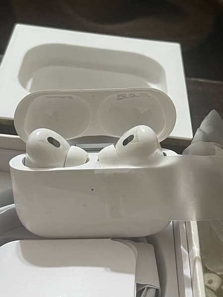 APPLE AIRPOD FOR SALE BRAND NEW 100% GENUINE CAME FROM CANADA 7