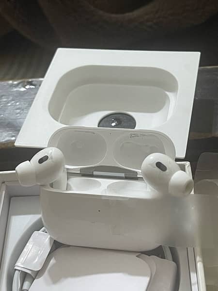 APPLE AIRPOD FOR SALE BRAND NEW 100% GENUINE CAME FROM CANADA 8