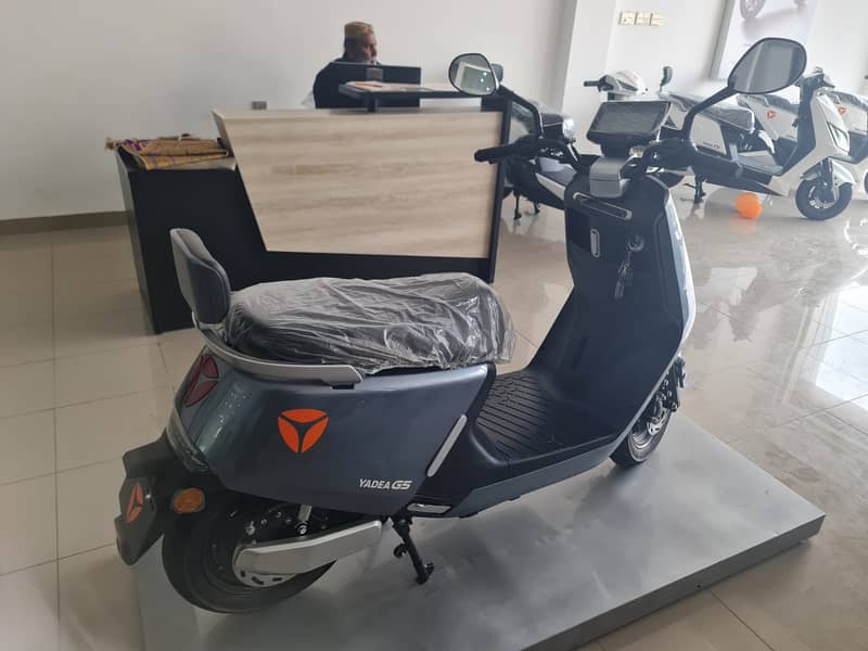 Yadea G5 Electric Scooty Full option Electric Scooty / Scooter 4
