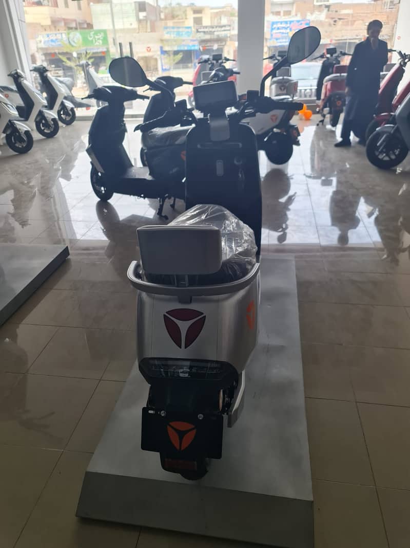 Yadea G5 Electric Scooty Full option Electric Scooty / Scooter 5