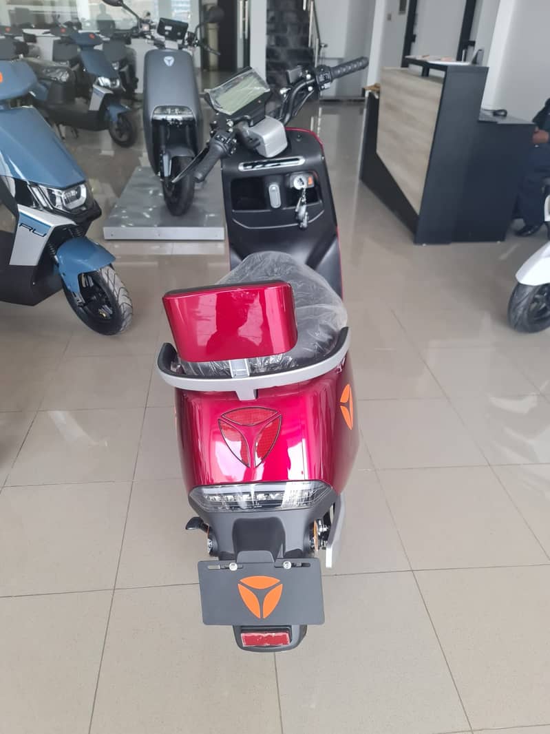 Electric Scooty Yadea G5 in discounted price branded quality 9