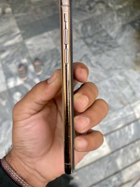 iphone Xs PTA Approved 64 GB Golden 1