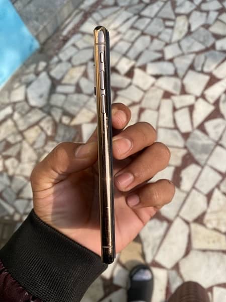 iphone Xs PTA Approved 64 GB Golden 5