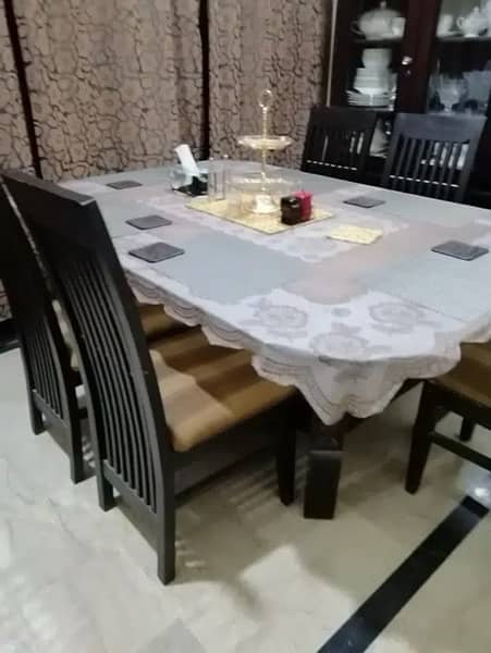 Dining table with 6 chairs, tempted glass top 2