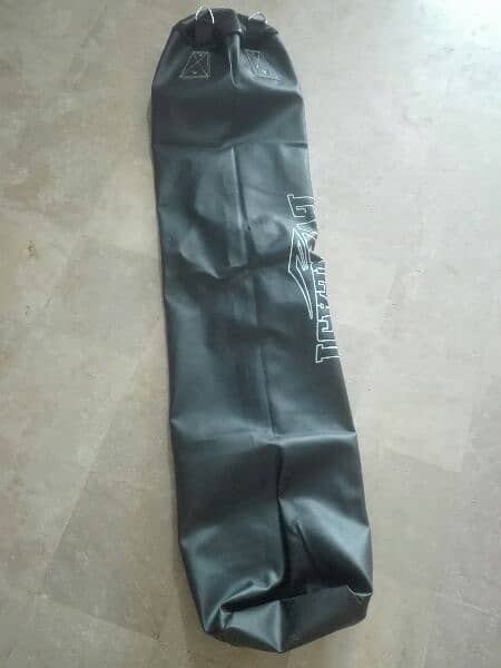 Everlast 6 feet Punching Bag with Chain and Gloves 4