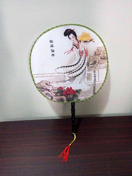 Round Traditional Chinese hand fan 1