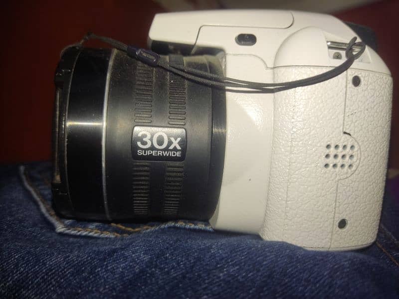 Hey Its Me Selling FUJIFILM 4500 (30x Zoom DSLR Camera) 1