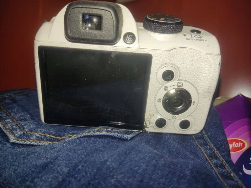 Hey Its Me Selling FUJIFILM 4500 (30x Zoom DSLR Camera) 4
