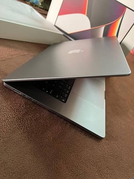 Apple MacBook Pro M1 Max 16 inch 4