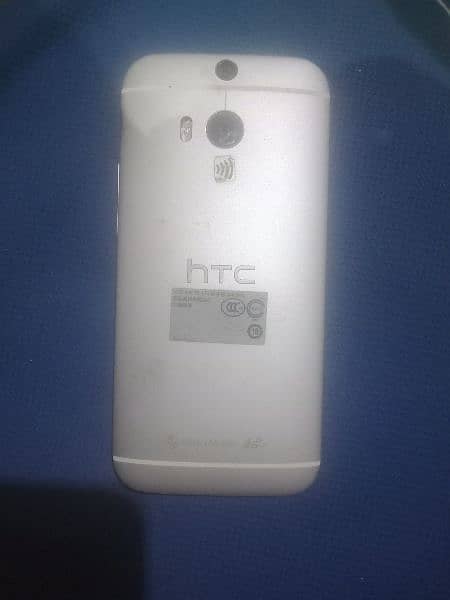 HTC M8 condition OK hai. LCD Kabi kabi problem karti hai 3
