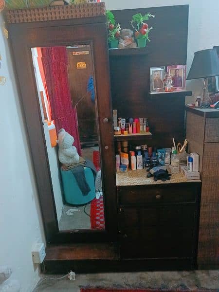 Urgent sale. Dressing Table in good condition (Galss cracked) 0