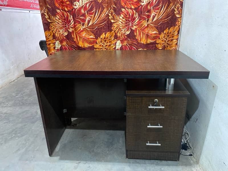 OFFICE TABLE FOR SALE 0