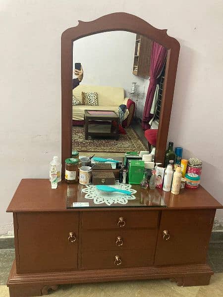 Wooden Dressing table in a excellent condition. 0