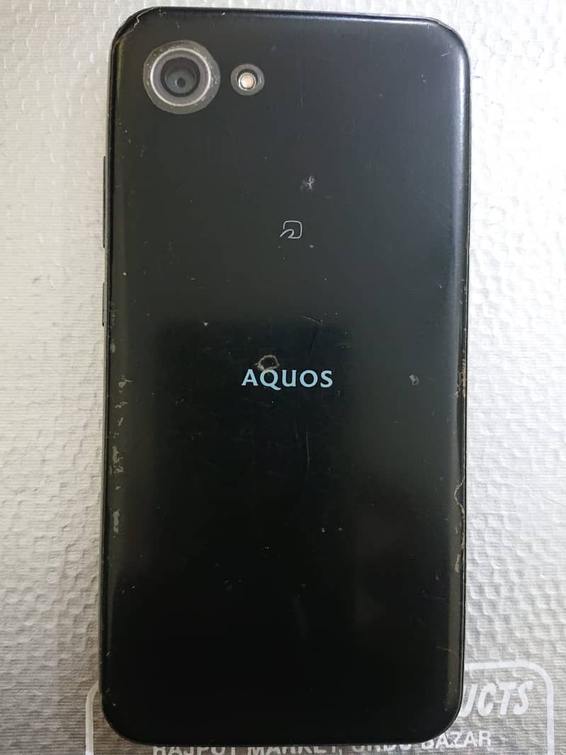 Sharp Aquos R compact 1