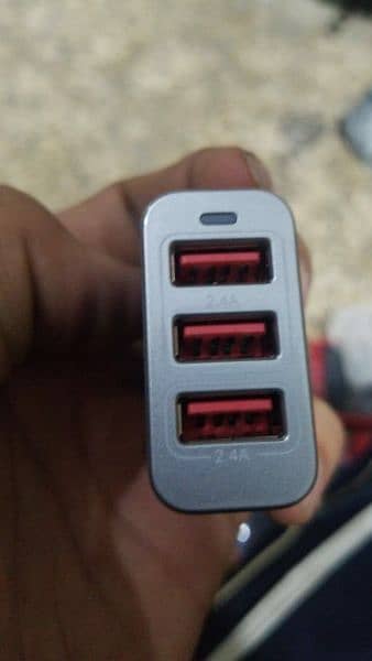 ikits car charger 3 USB port standard charging 1