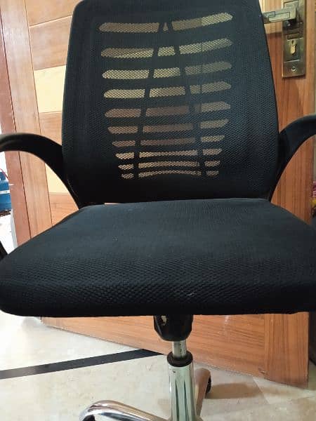 Computer Chair In new Condition & Only 3 months in used. 1