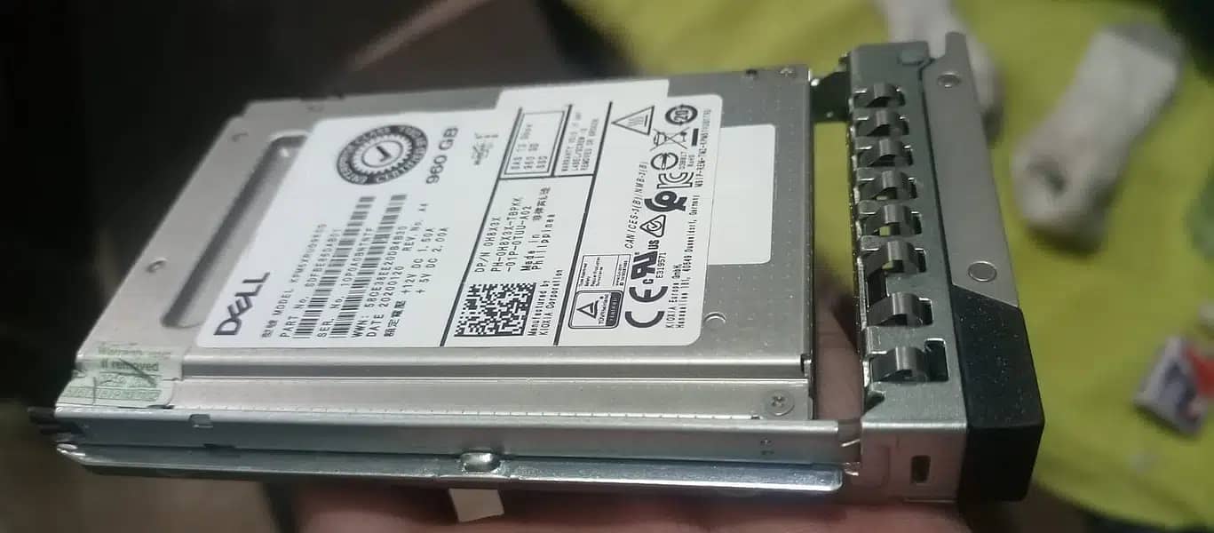 SAS SSD 960GB 12 GB server hard drive with case 2