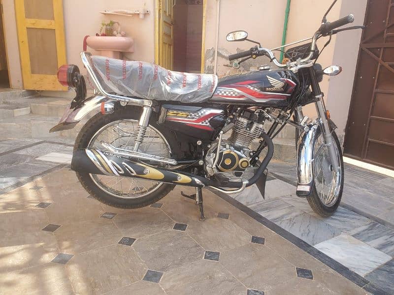 New Black Honda CG125 2024 Model. 3