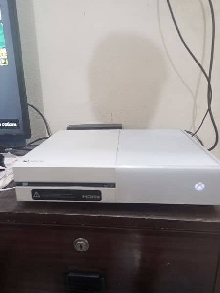 xbox one special edition with 2 controllers and 4 games 3