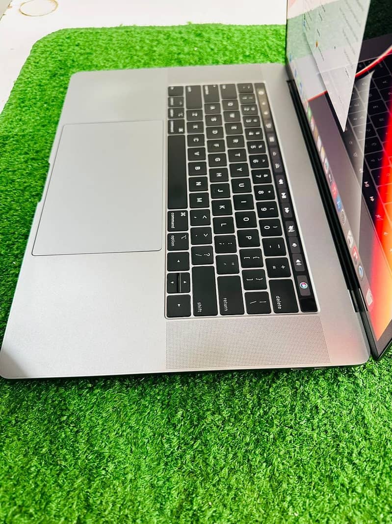 Apple MacBook Pro 2017 Corei7  (16gb/512gb) like Brand new Condition 8