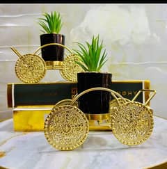 Golden Floral Stall: A Luxurious Decorative Piece with Four Golden Tie