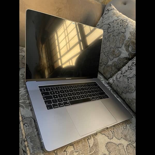 apple MacBook pro 15inch 2018 core i7 2
