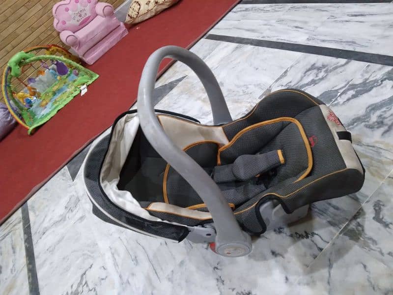 car seat+ baby rocker+ carry cot 4