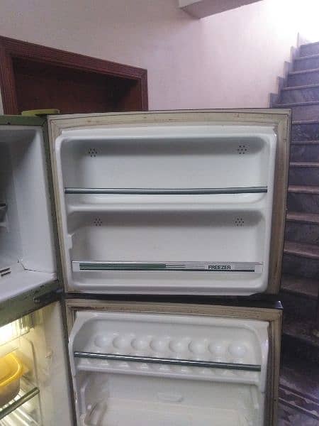 National Japanese No Frost Refrigerator. 3