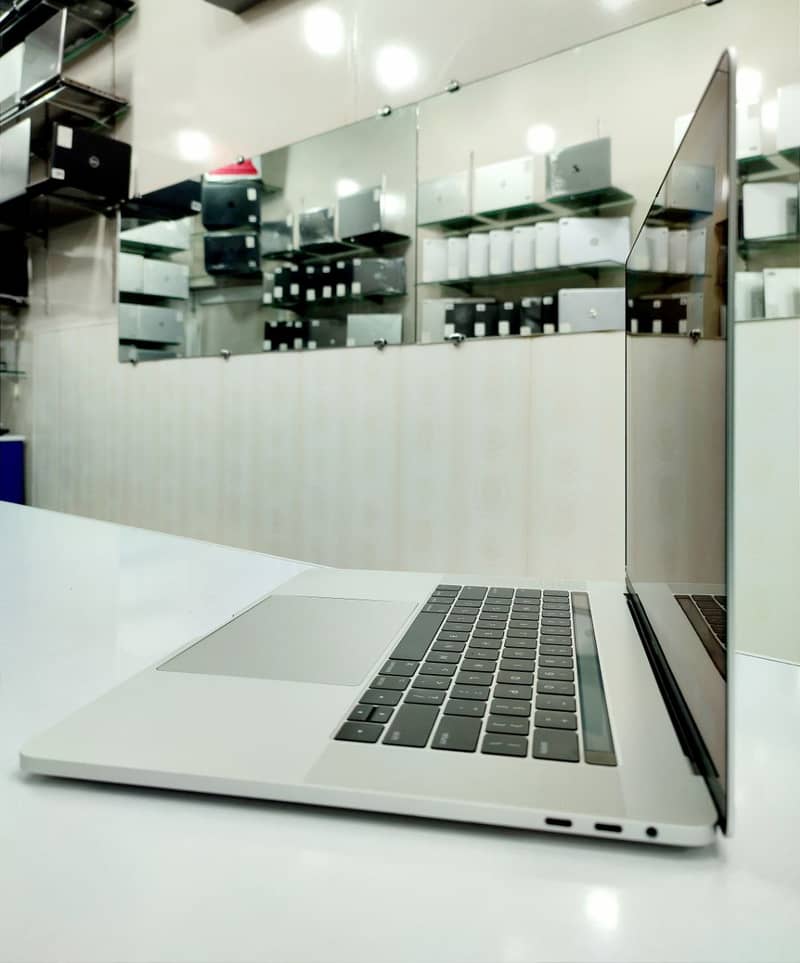 MacBook Pro 2017 15" Core i7 16\512 4GB Card at ABID COMPUTERS MULTAN 3