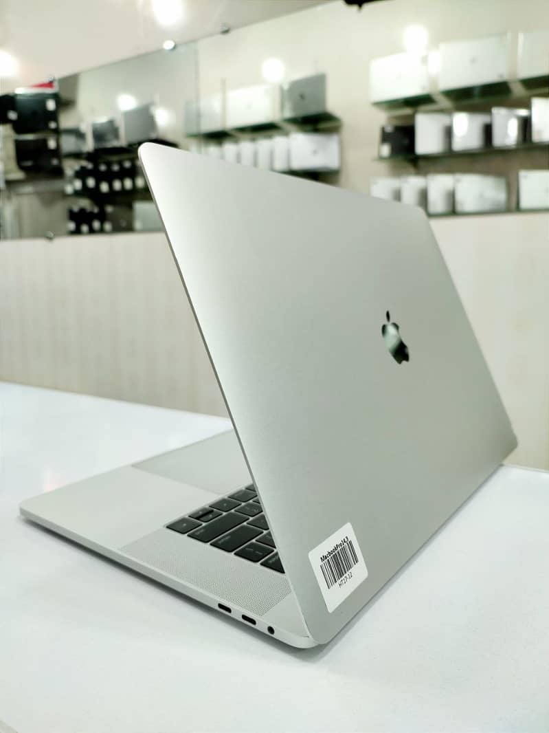 MacBook Pro 2017 15" Core i7 16\512 4GB Card at ABID COMPUTERS MULTAN 4