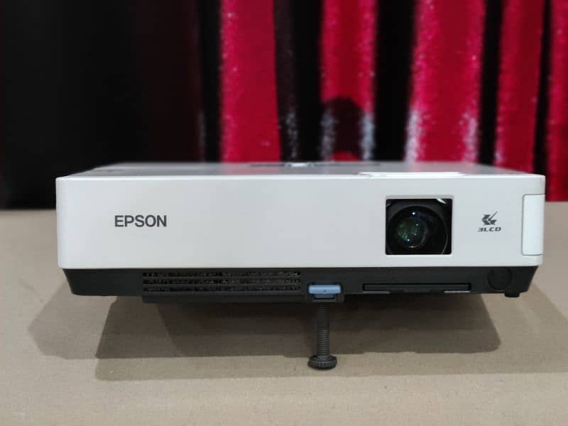 Epson EMP-1715 LCD projector 0