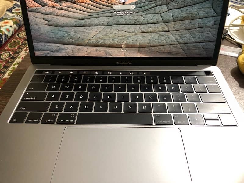 MacBook Pro 2017 touchbar 16gb ram 512gb ssd 2