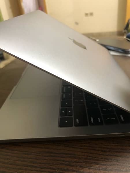 MacBook Pro 2017 touchbar 16gb ram 512gb ssd 5