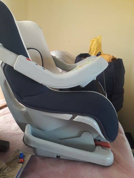 kids car seat in very good condition 0