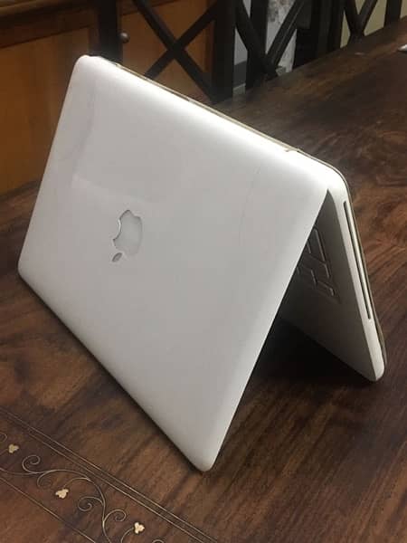 Apple 2009 unibody MacBook, 4GB ram, 2.26 Intel Core 2 Duo,MacOS 10 0