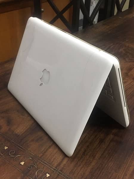 Apple 2009 unibody MacBook, 4GB ram, 2.26 Intel Core 2 Duo,MacOS 10 1