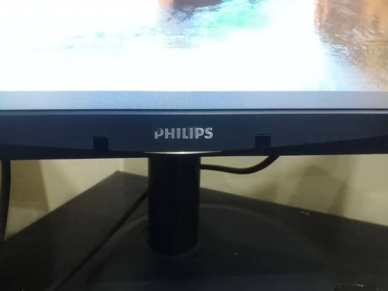 24 INCHES HD LED PHILIPS ORIGINAL WIDE SCREEN WITH Internal SPEAKERS 15