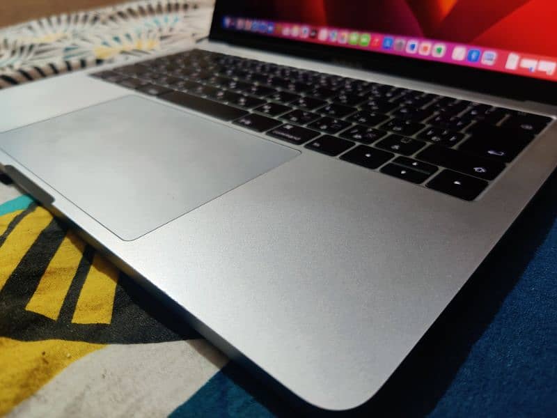 MacBook pro 2017 core i5, 8gb Ram, 256 ssd 2