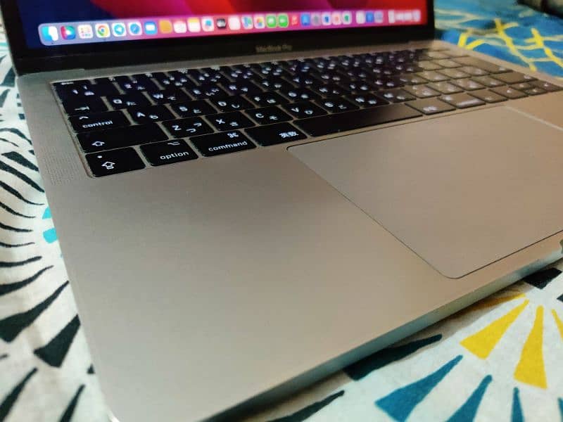 MacBook pro 2017 core i5, 8gb Ram, 256 ssd 3